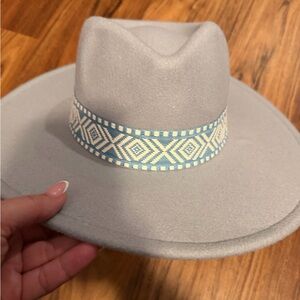 Elegant Light Gray Fedora with Blue Geometric Band